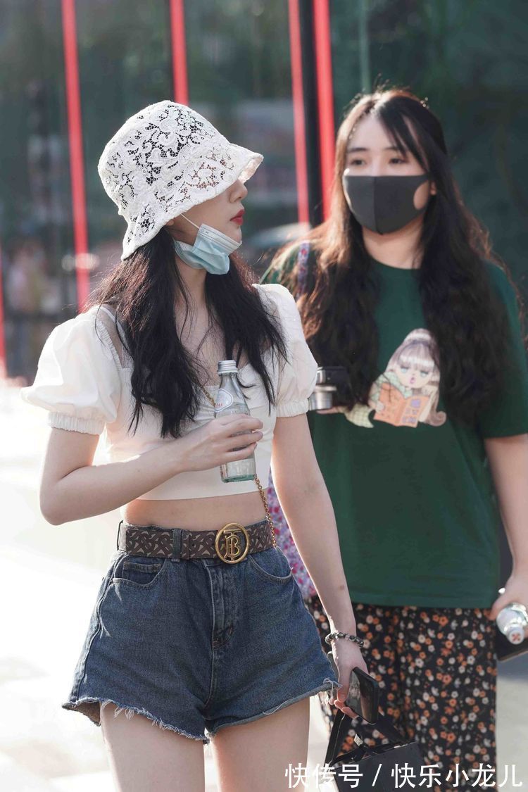 美腿 清新活泼的打底裤装扮不乏气质感,凸显修长美腿,简单装扮