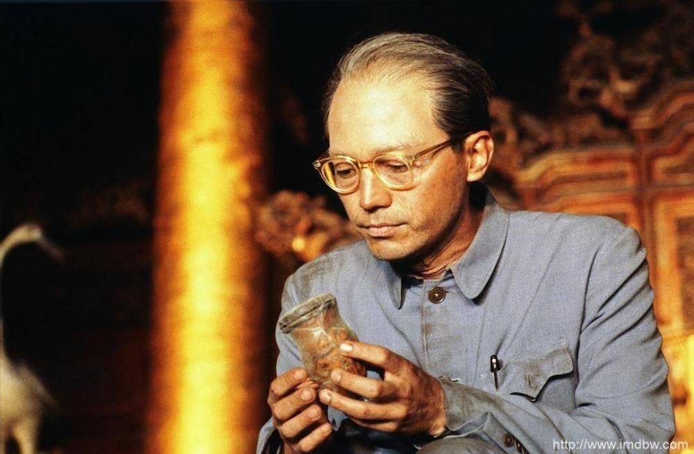 光绪|溥仪去故宫,发现一花瓶,专家:不要动是文物,溥仪大笑:是尿壶