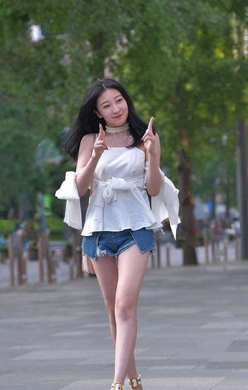 穿搭|打底裤的打扮看似简约，塑造清纯少女感，魅力无法挡