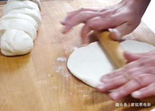 椒盐千层饼的家常做法,营养好吃,咸香入味,家人爱吃的可口早餐