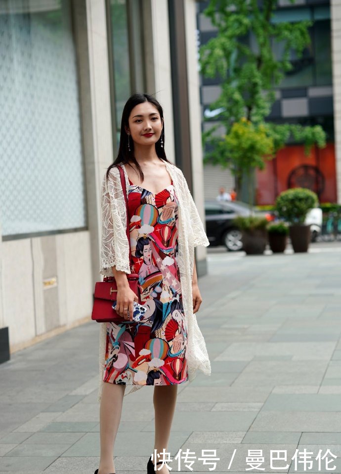 看着|小姐姐颜值高身材好,看着的确很是醒目