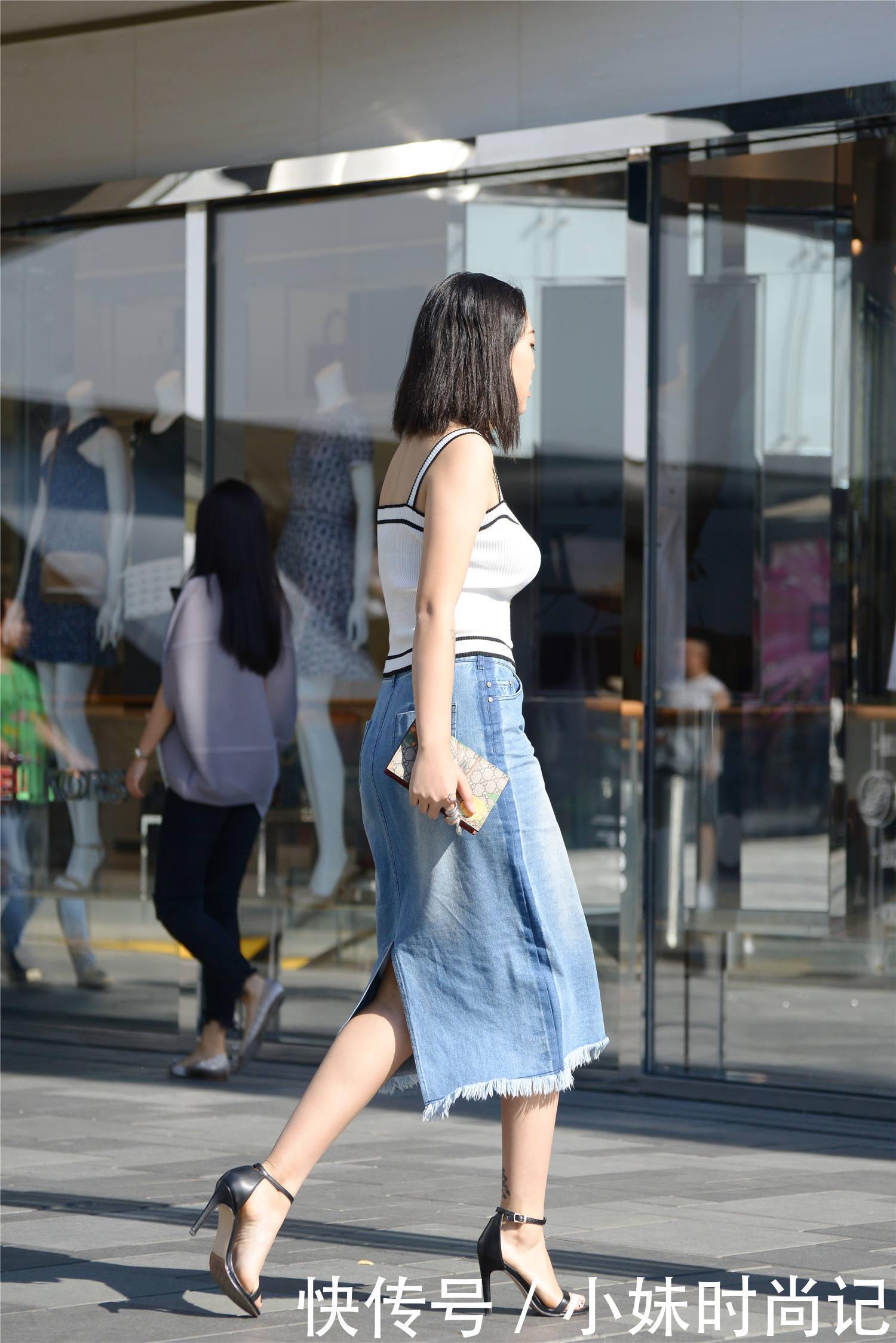 时尚|街拍高腰牛仔筒裙搭配一字带细高跟,微胖身材也可以搭配出时尚美