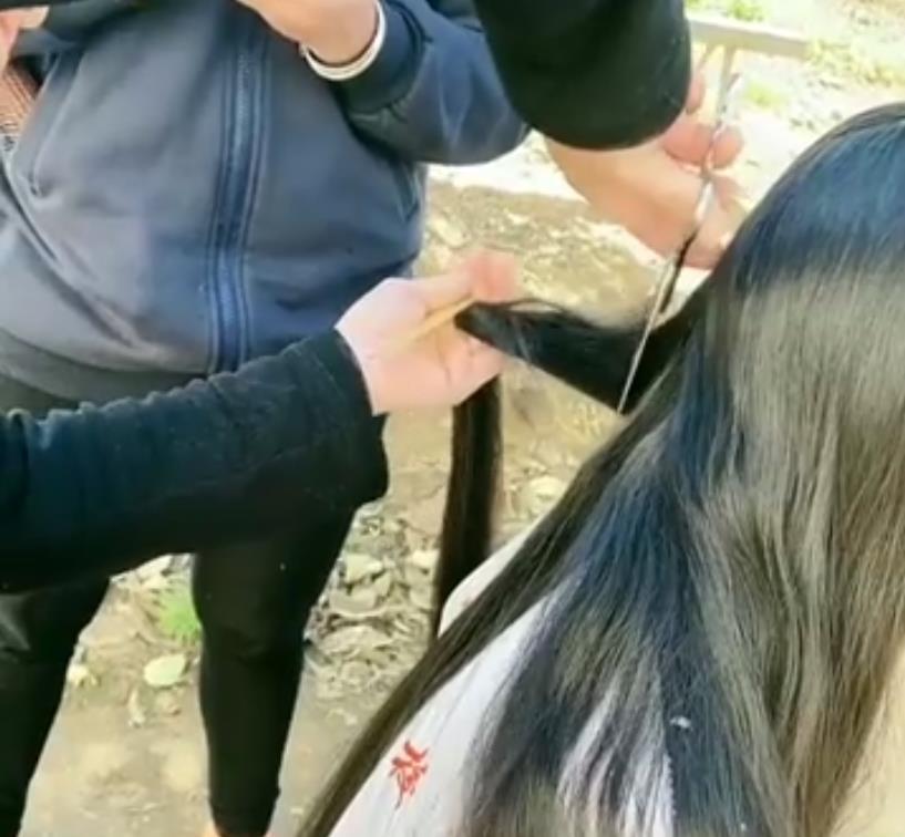 打理|初中女孩长发及腰,因不符合校规含泪剪掉,前后像换了一个人
