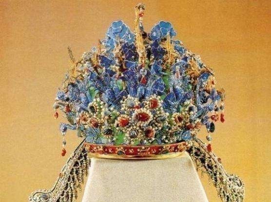 凤冠上面|世界五大凤冠:中国2顶最华丽,外国3顶比不了,慈禧那顶贵气十足