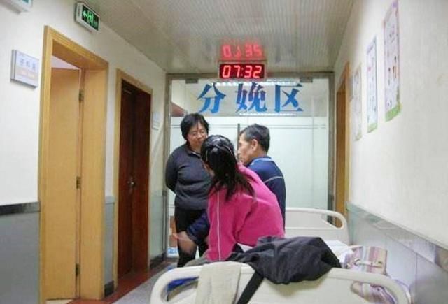 新生儿|孕妈分娩时,产房外的婆婆和亲妈有什么表现?丈夫:差距太明显