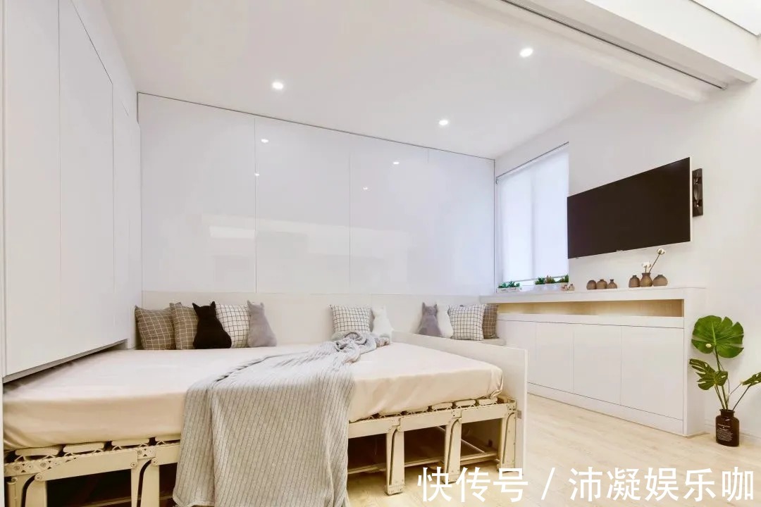 收纳|60㎡简约风小户型,客厅藏张床打开秒变3居室,太机智了!