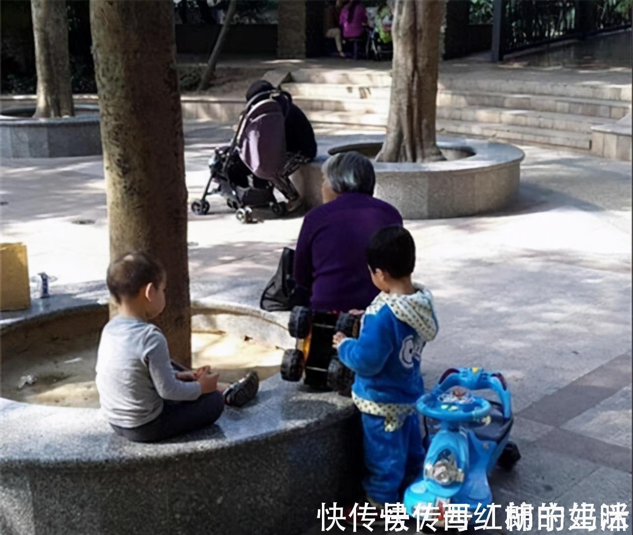 扭扭车|宝宝的扭扭车被女娃霸占,索要时女娃奶奶说的话,母亲强行夺回