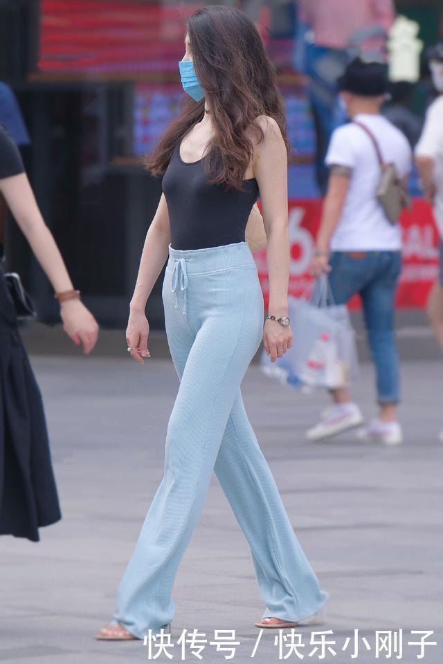 简约的贴身背心,可以修饰身体曲线,尽显时尚潇洒