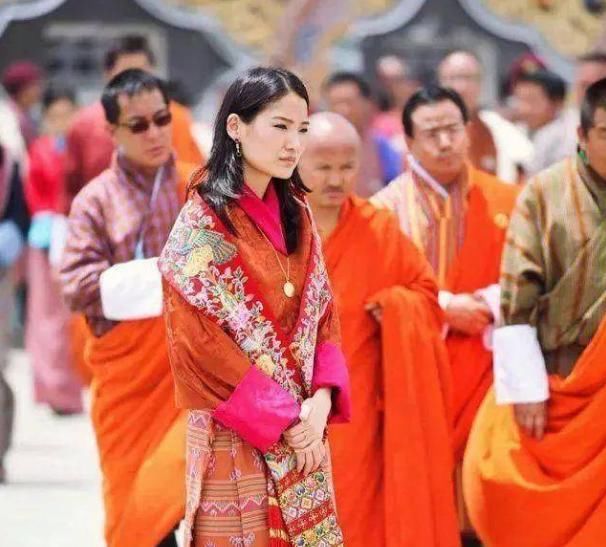 凯特入乡随俗，穿不丹传统服饰优雅大气，一旁的不丹王后反显拘谨