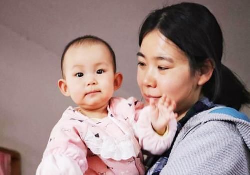 脊柱|怀里的宝宝不老实?专家有话说:正确的抱娃姿势要“他好我也好”