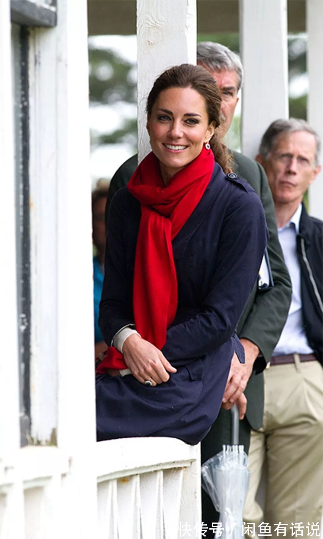 穿搭 凯特妹妹比姐姐还显老,两人同穿“黑大衣”,相差2岁气质也不同