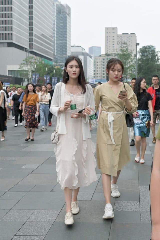 彰显|街拍:美女黑白色的休闲装简洁时尚,彰显出女人更帅气有型