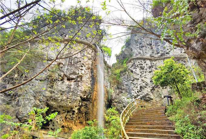 广东众多景区拥有瀑布景观，清远神峰关地下河水形成的飞瀑最震撼