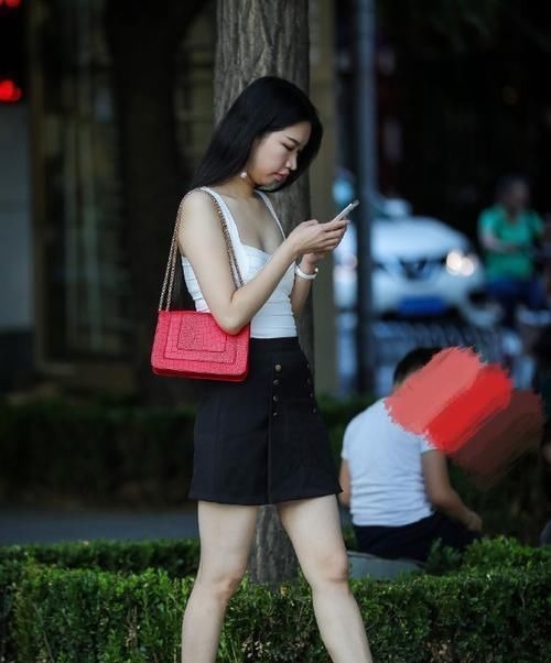 深色系 一位特别会穿的姐姐,吊带衫加短裙也够美,可脚上的“铁环”是什么鬼