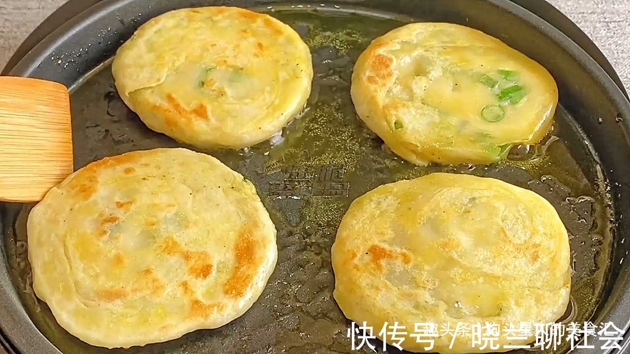 做法|葱油饼家常做法，记住关键3点，做的饼外酥里软，比早餐店的好吃