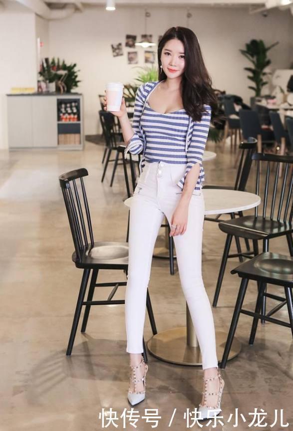 街拍小姐姐穿紧身牛仔裤，女人曼妙的身材展现的淋漓尽致，散发淑女气