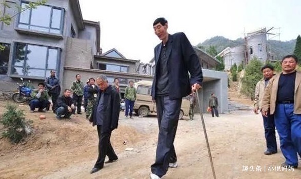 鲍喜顺|中国第一巨人鲍喜顺不听医生劝告,执意生下一子,一家现状如何