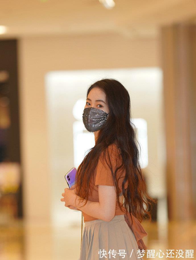 穿搭|街拍:掌握穿衣服的技巧,即使到了三十岁,也依旧可以美丽动人