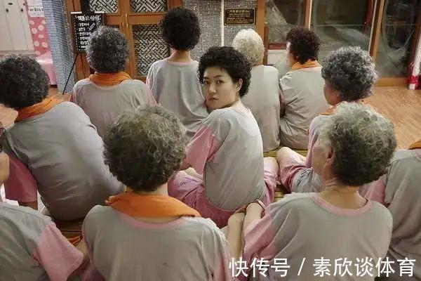 卷发 老年人烫发,避开这三个容易显老的细节,既显年轻又有气质