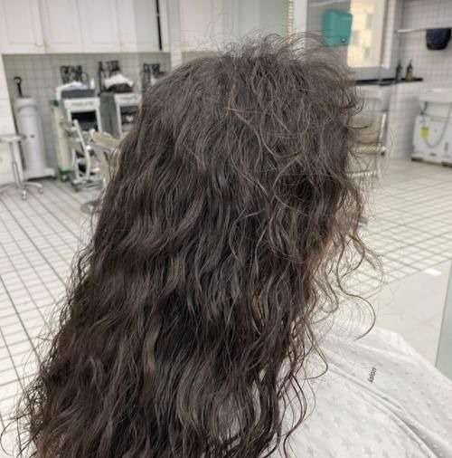 湿发 烫了羊毛卷不会打理?简单的湿发造型一学就会,发型时髦又洋气