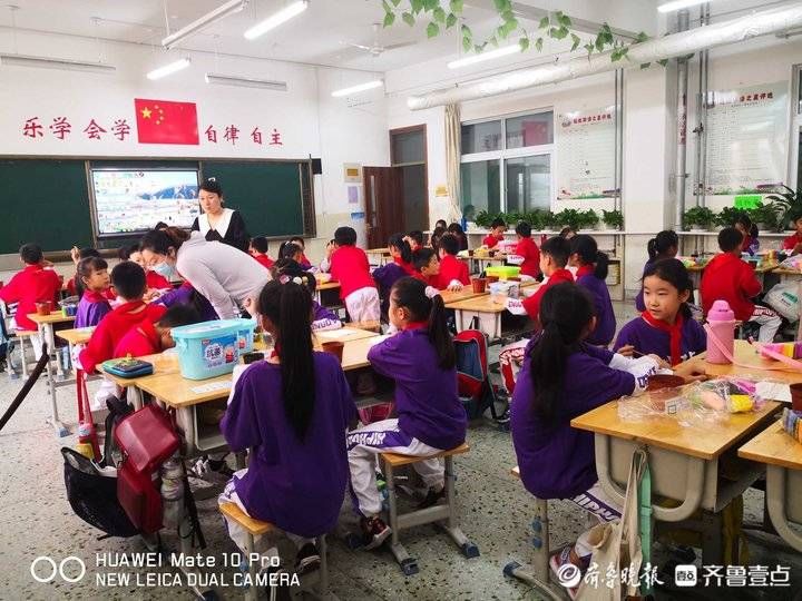 同学们|过节啦！济南一小学欢乐学剪纸、做面塑，共度美好六一