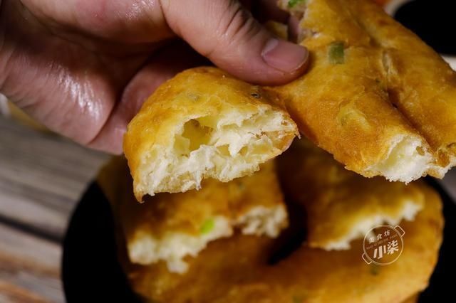 葱油饼的正确做法 不揉面不擀面 蓬松不油腻 比油条简单还好吃 天合乐学帮助家长发现孩子的更多可能