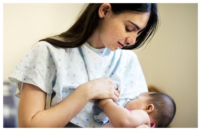用喂奶来哄宝宝睡觉，看似有用，但其实对孩子伤害很大