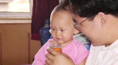 逗娃|爷爷低俗的逗娃方式,让2岁孙子再也醒不来,别让恶趣味害了孩子