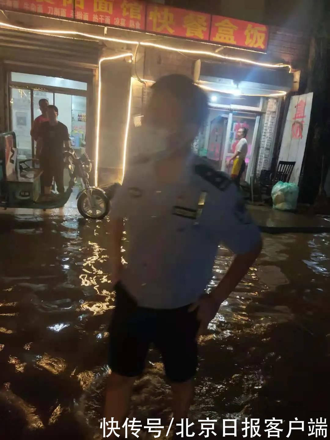 一线|北京昌平暴雨，看看一线民警怎样过的这一夜