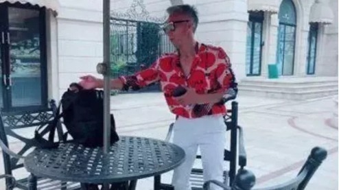 王大爷|60岁最帅爷爷幼儿园接孙女,转身后众人羡慕,没对比就没伤害