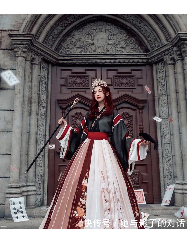 口红$十里穿汉服扮“红桃皇后”,网友让你模仿,没让你超越!