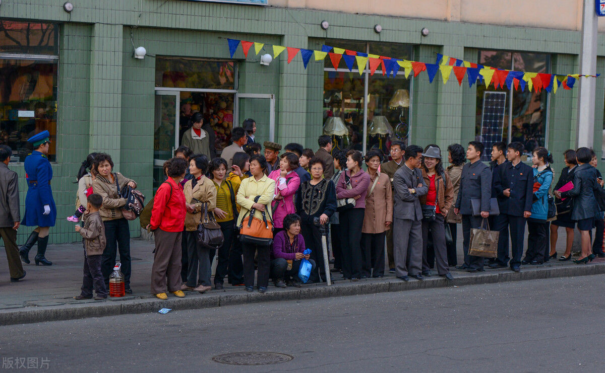 朝鲜导游，笑中国游客老土，两个问题不能再问了