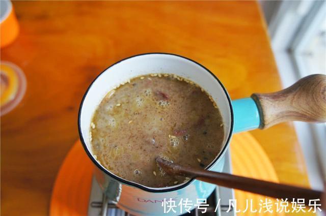 油茶面|童年记忆，用面粉冲水喝，干香浓稠还“管饱，”以后不用做早餐了
