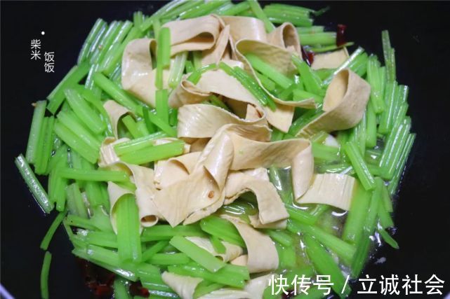 好吃|炒芹菜,别直接下锅,多这一步,芹菜清香又脆嫩,素炒也好吃