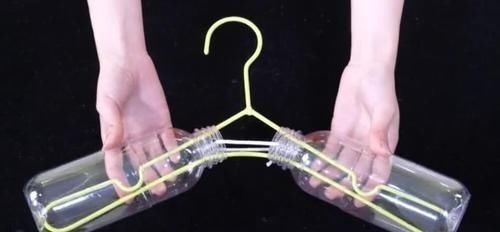 家家户户|衣架上挂两个塑料瓶,放在阳台太实用了,解决了家家户户的大难题