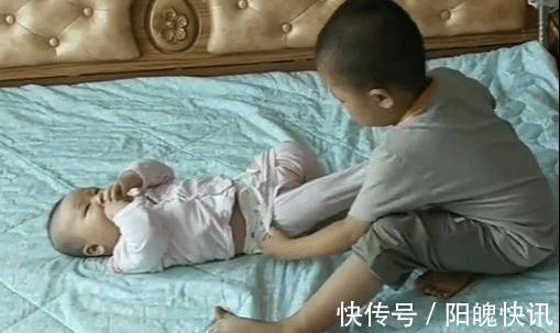 全网|4岁哥哥照顾妹妹起居火了,大概是全网“混得最牛”的二胎