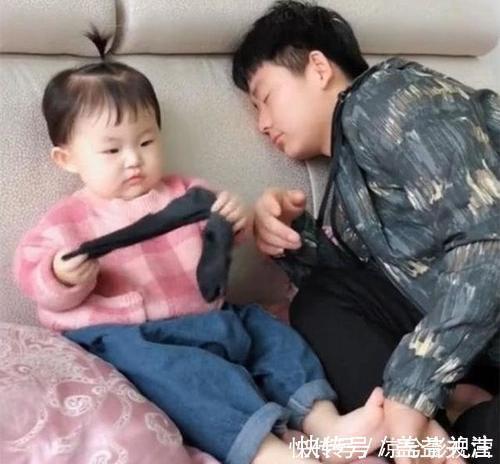 臭袜子|爸爸假装被臭袜子熏晕,女儿闻过后也晕了,结果让妈妈忍不住笑喷