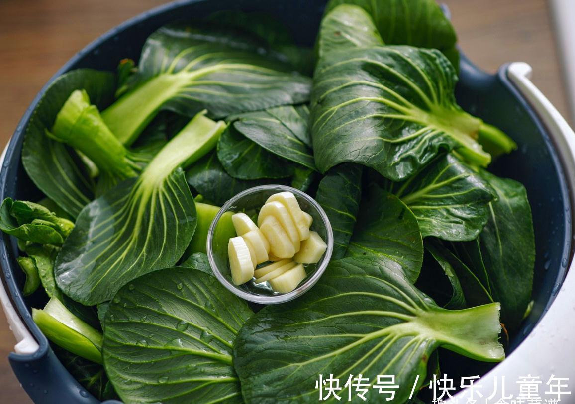 炒青菜时不要直接下锅,记住3个小技巧,烧出的青菜翠绿不出水