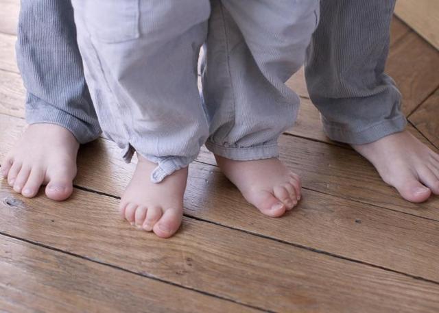 儿科医生|宝宝到底能不能光脚,儿科医生发话了!现在看到还不晚