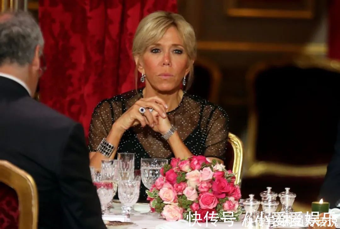 夫人|法国夫人终于扎起“鸡窝头”,换个发型变精致,值得妈妈们借鉴