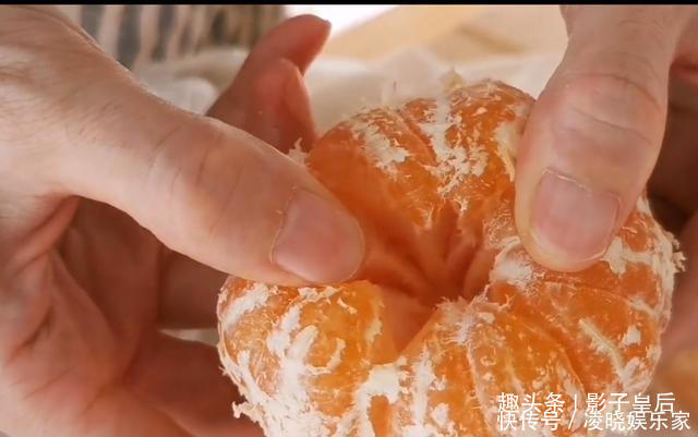 面粉里加2个橘子,不用揉面,不烤也不烙,筷子一搅,营养又解馋