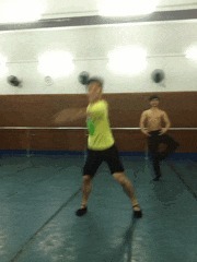 |搞笑GIF:发现武林高手了!这一脚让我从此踏上了不归路