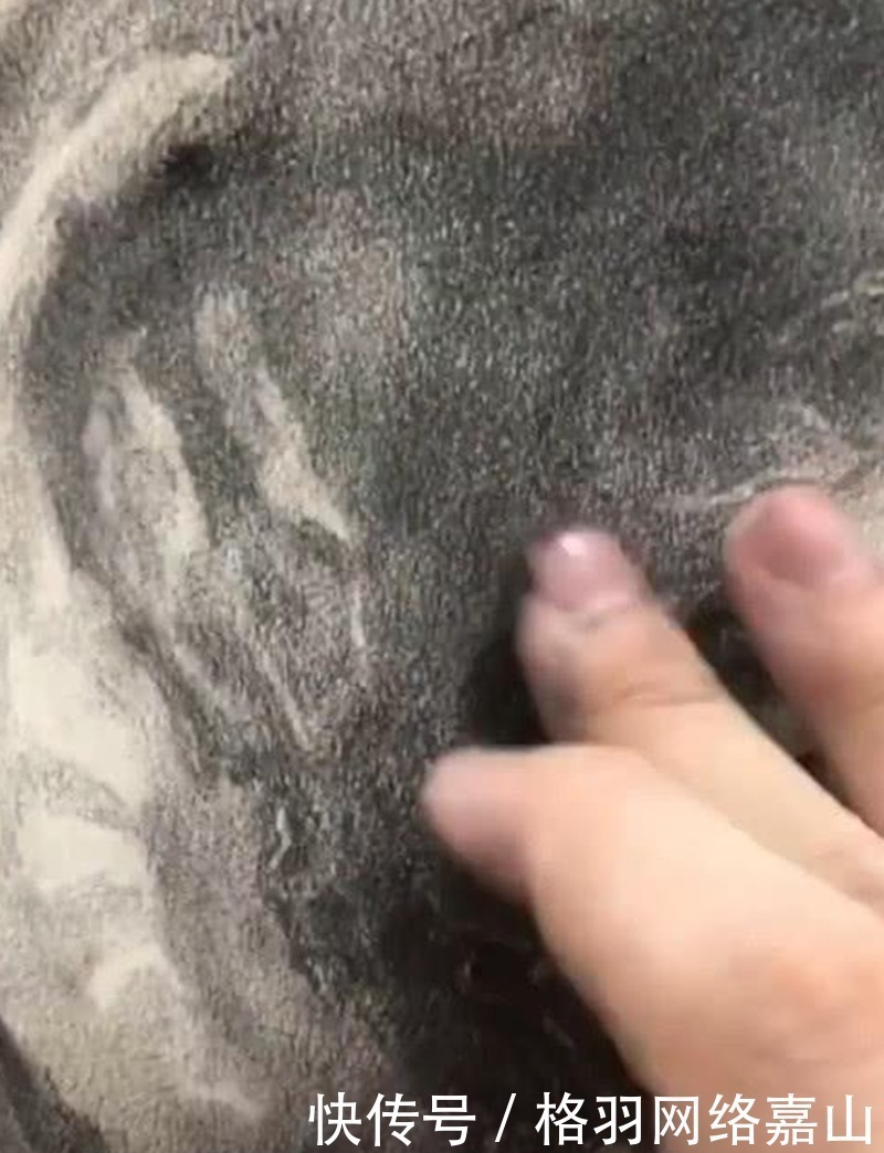 钢铁侠|史上最强美术生，徒手绘画“毒液”，网友：我是跪着看完