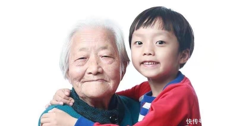 老人“假带娃”,宝宝遭罪又不会言语,年轻父母后悔没有早发现