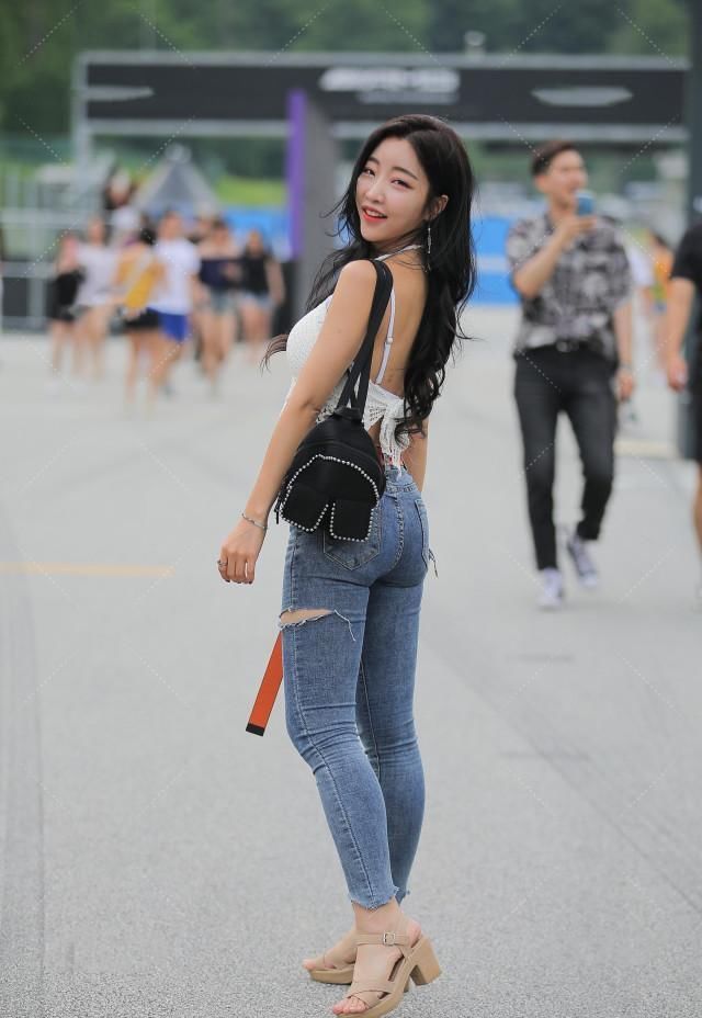 清爽|“炫腹族”穿搭清爽风格,牛仔裤搭配橙色腰带,时髦气质展现的淋漓尽致