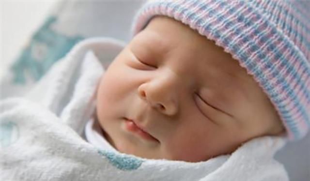 宝宝|哄宝宝睡觉，新手爸妈容易踏入这四个误区，早知道早改正