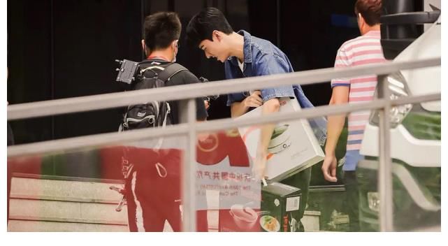 龚俊|龚俊中餐厅5路透，带锅上班可还行，全用张哲瀚代言产品好严谨