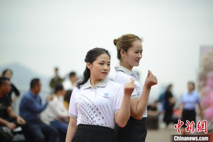 建筑女工“T台秀”打卡珠海“网红步道”