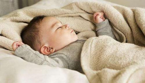 气温|冬天宝宝晚上睡觉时，天气再冷，这4件事宝妈也不能做！