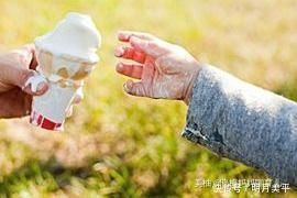 5岁男孩喷完花露水,竟再也抬不起头,夏天别做这3件“坑娃事”